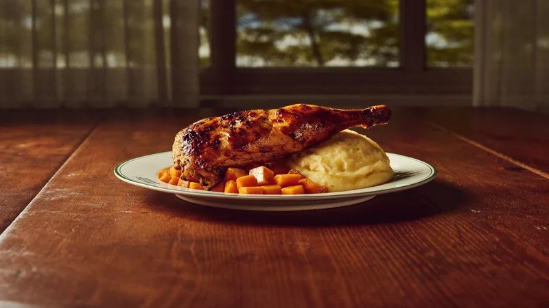 Coscia di pollo brasata con carote morbide e purè di patate