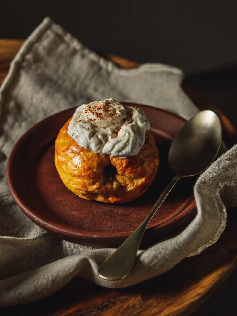 Mela cotta con ricotta fusa e cannella in una coppetta di terracotta